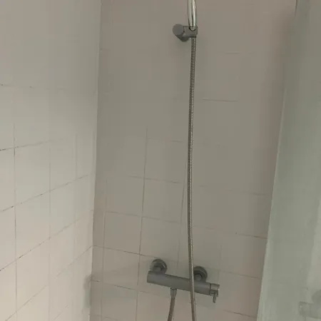 Rum i privatbostad Shared With Single Bed In Modern