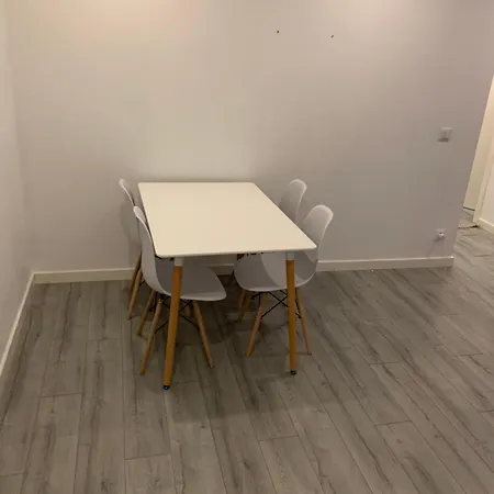 Shared With Single Bed In Modern Rum i privatbostad Costa de Caparica