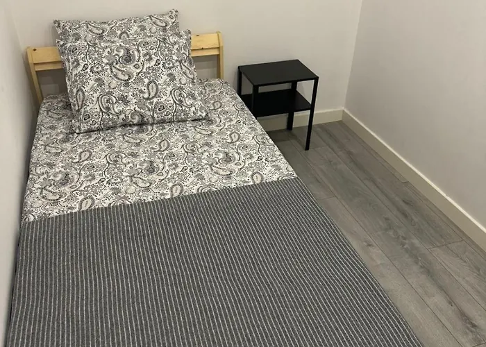 Shared With Single Bed In Modern Δωμάτια σε οικογενειακή κατοικία *