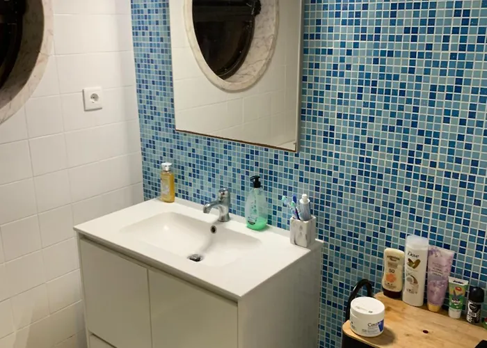 Shared With Single Bed In Modern Costa de Caparica