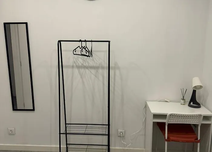 Δωμάτια σε οικογενειακή κατοικία Shared With Single Bed In Modern *