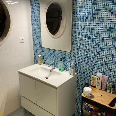 Shared With Single Bed In Modern Costa da Caparica